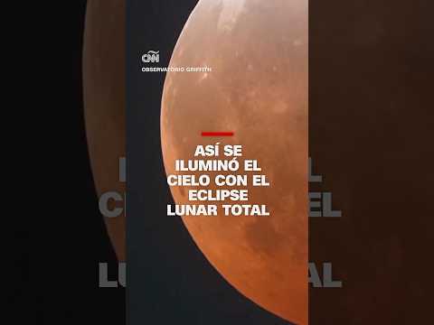 Así se iluminó el cielo con el eclipse lunar total