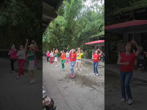 Tourists dance impromptu after hearing the song💃💃遊客大媽聽到歌聲即興舞蹈 #taiwan #日月潭 #sunmoonlake #shortvideo