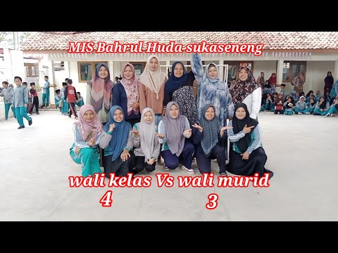 moment keseruan persahabatan futsal dewan guru Vs wali murid @nurazizahmubarok