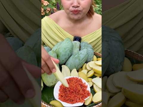 Mango With Red Chili Salt #siscookingtv #fruit #greenmangoes #eating #unripemangoes #mukbang