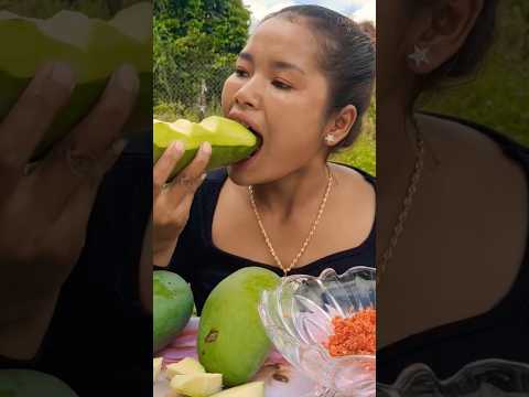 Giant mango eating #siscookingtv #mukbang #mangoharvest #jingeatingtv #mangoseason #eating