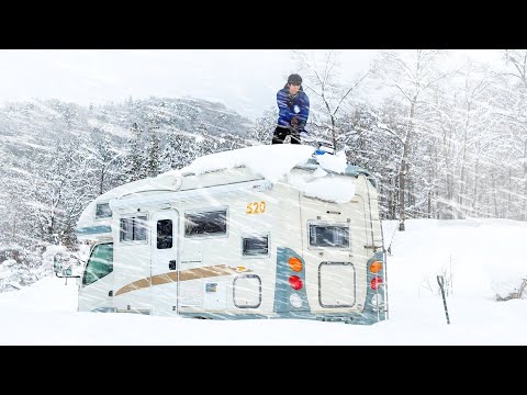 Life in a snowy mountain car where a camper is buried under a large amount of snow[SUB]