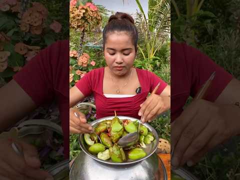 Looks! Looks! Yummy drooling🤤 #siscookingtv #greenmangoes #fruit #mangoes #eating