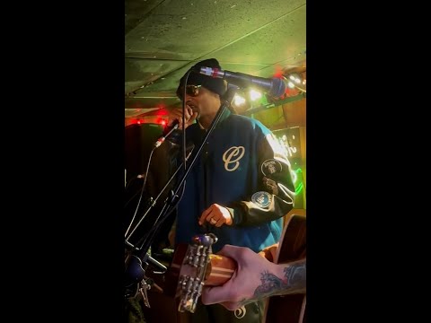 Snoop Dogg surprise performance at bar