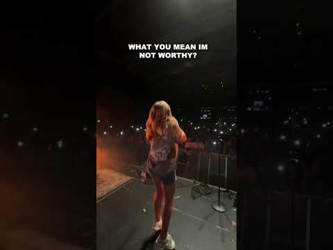 Fan asks if she can rap on stage 👀