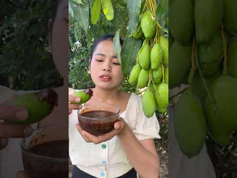 Eating young mangoes #siscookingtv #fruit #greenmangoes #mukbang #eating