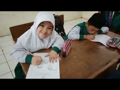 bahagianya melihat semangat anak - anakku mengikuti kegiatan mewarnai