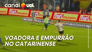 JOGADOR DA CHAPECOENSE AGRIDE TORCEDORES DO AVAÍ COM VOADORA APÓS FINAL DO CATARINENSE; VÍDEO