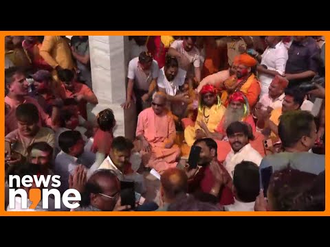 CM Yogi Join Holi Celebrations with Other at Gorakhanath Temple, Sings ‘Phag’ Songs | News9