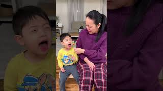 Baby’s lollipop prank on mom 🍭🤣👩🏻❤️👶🏻