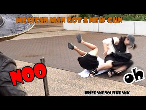 Mexican man was in Southbank last week.  OMG.  lelucon statue prank. luco patung.