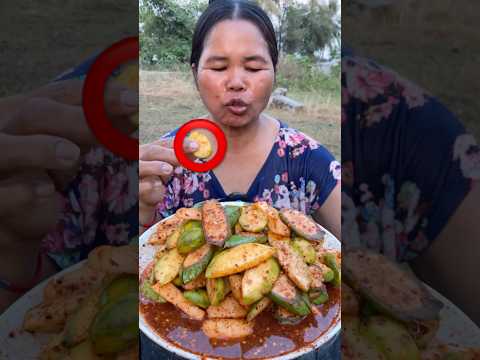 My aunts and me love Maju (mixing sour fruits) #siscookingtv #mukbang #eating #outdoors