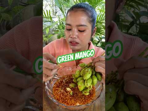 Sooo crunchy #siscookingtv #mukbang #greenmangoes #makbangtv #mangoes #eating