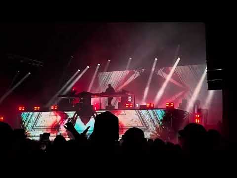 ILLENIUM Performs “Better Off Alone” LIVE at Universal Orlando Florida Mardi Gras 2025 3.8.25