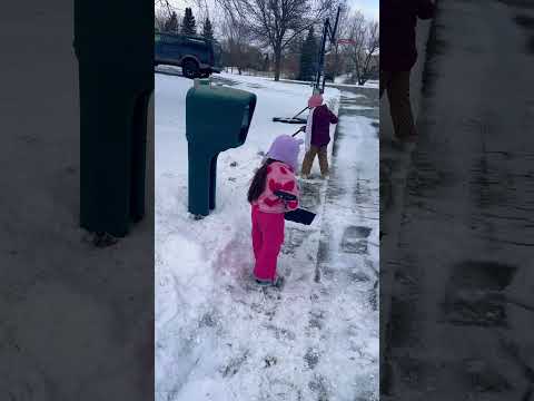 Ajlin is doing a great job 👏 #FYP #Snow #Cleaning #Weather #YouTubeShorts #Kids