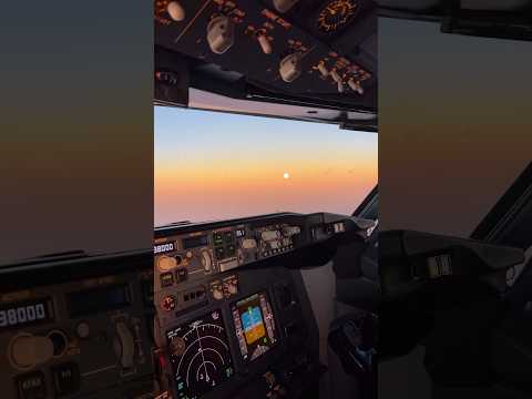 Moonrise 🌕 & sunset 🌅 #airplane #boeing737 #cockpit #flying #pilot #pilotlife #piloto #aviation