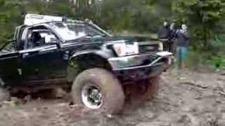 elite4x4.co.uk - Hilux doing what a Landy couldn't