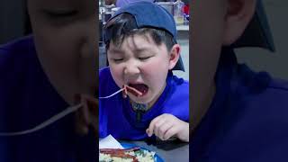 Mi niño coreano probando tacos primera vez