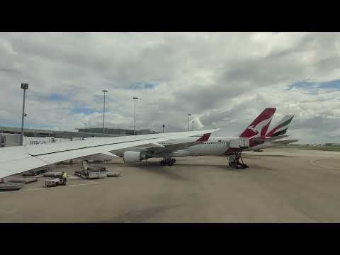 Air New Zealand B787-9 landing at Brisbane airport and taxiing to the gate