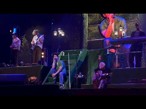 Joe Jonas Performs “Gotta Find You / This Is Me” LIVE at Universal Orlando Mardi Gras 2025 2.8.25